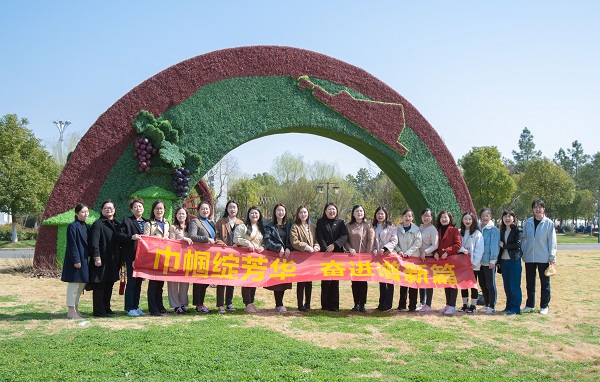 �ز����Ź�����и�Ů�ڲ�ݮ��ժ�˶�